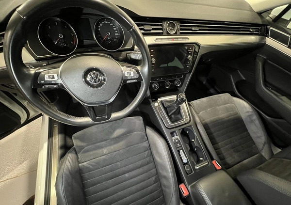 Volkswagen Passat cena 69900 przebieg: 217000, rok produkcji 2017 z Tychowo małe 172
